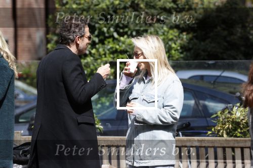 Amsterdam 1 mei 2020
Chantal Janzen en haar man Marco Geeratz eten ijsje in Amsterdam zuid.