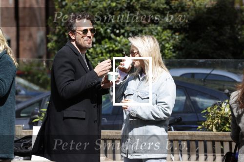 Amsterdam 1 mei 2020
Chantal Janzen en haar man Marco Geeratz eten ijsje in Amsterdam zuid.