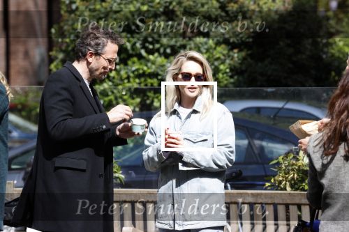 Amsterdam 1 mei 2020
Chantal Janzen en haar man Marco Geeratz eten ijsje in Amsterdam zuid.