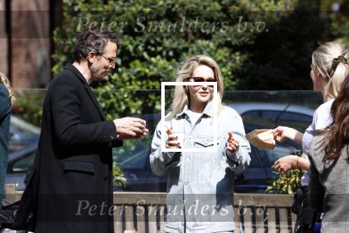 Amsterdam 1 mei 2020
Chantal Janzen en haar man Marco Geeratz eten ijsje in Amsterdam zuid.