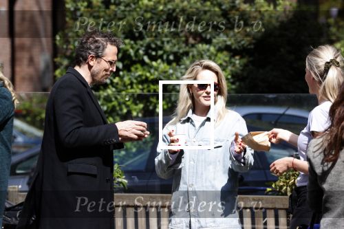 Amsterdam 1 mei 2020
Chantal Janzen en haar man Marco Geeratz eten ijsje in Amsterdam zuid.