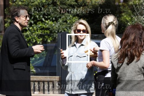 Amsterdam 1 mei 2020
Chantal Janzen en haar man Marco Geeratz eten ijsje in Amsterdam zuid.