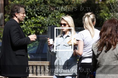 Amsterdam 1 mei 2020
Chantal Janzen en haar man Marco Geeratz eten ijsje in Amsterdam zuid.