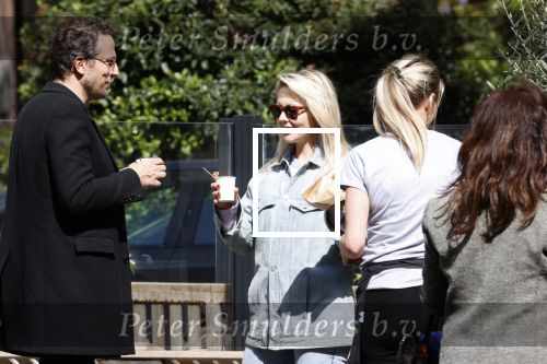 Amsterdam 1 mei 2020
Chantal Janzen en haar man Marco Geeratz eten ijsje in Amsterdam zuid.