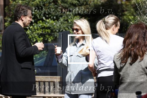 Amsterdam 1 mei 2020
Chantal Janzen en haar man Marco Geeratz eten ijsje in Amsterdam zuid.