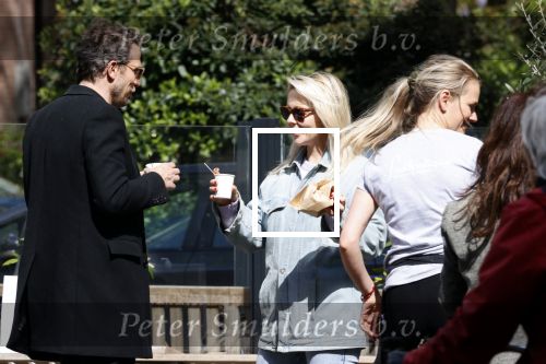 Amsterdam 1 mei 2020
Chantal Janzen en haar man Marco Geeratz eten ijsje in Amsterdam zuid.