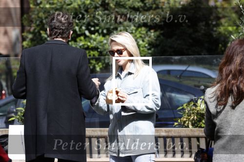 Amsterdam 1 mei 2020
Chantal Janzen en haar man Marco Geeratz eten ijsje in Amsterdam zuid.