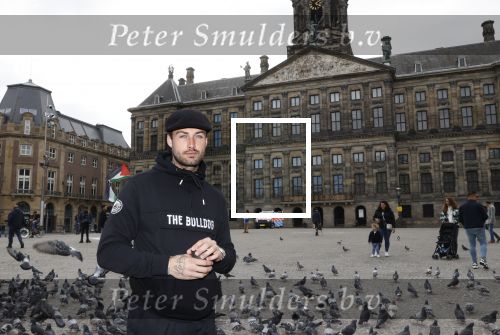 Amsterdam 25 april 2020
Dave en Dries Roelvink wandelend door Amsterdam en bij het paleis op de dam.