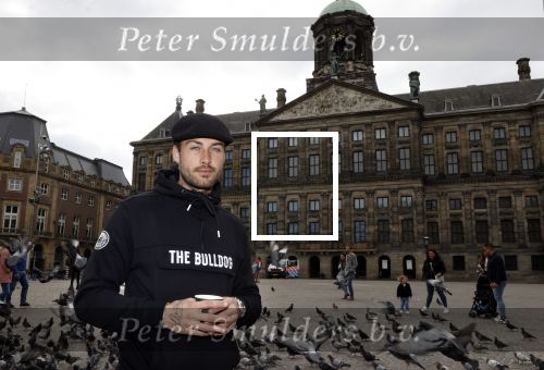 Amsterdam 25 april 2020
Dave en Dries Roelvink wandelend door Amsterdam en bij het paleis op de dam.