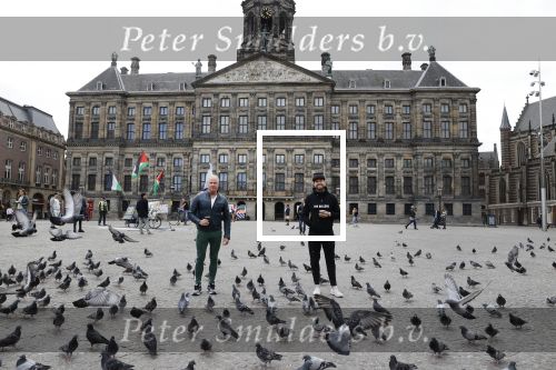 Amsterdam 25 april 2020
Dave en Dries Roelvink wandelend door Amsterdam en bij het paleis op de dam.