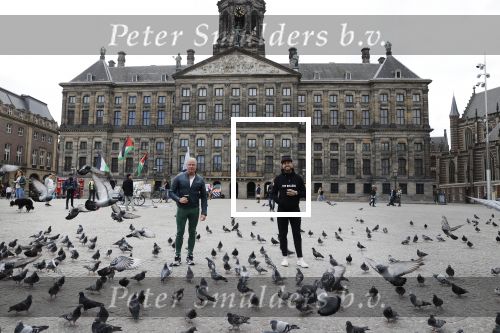 Amsterdam 25 april 2020
Dave en Dries Roelvink wandelend door Amsterdam en bij het paleis op de dam.