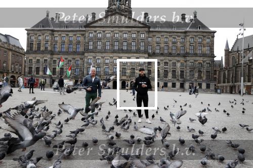 Amsterdam 25 april 2020
Dave en Dries Roelvink wandelend door Amsterdam en bij het paleis op de dam.