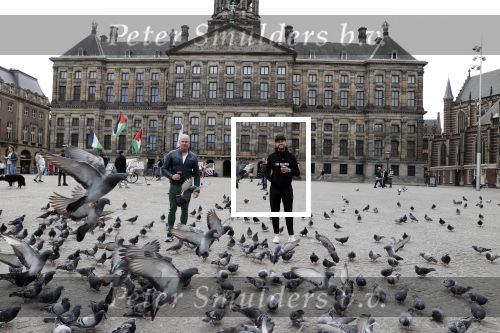 Amsterdam 25 april 2020
Dave en Dries Roelvink wandelend door Amsterdam en bij het paleis op de dam.