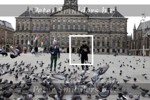 Amsterdam 25 april 2020
Dave en Dries Roelvink wandelend door Amsterdam en bij het paleis op de dam.