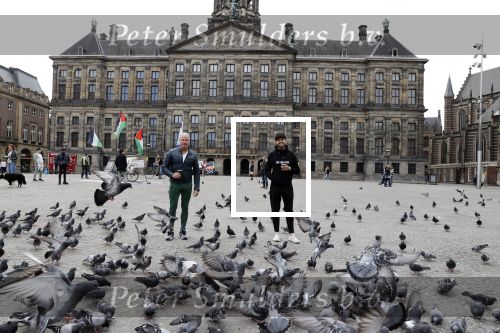 Amsterdam 25 april 2020
Dave en Dries Roelvink wandelend door Amsterdam en bij het paleis op de dam.
