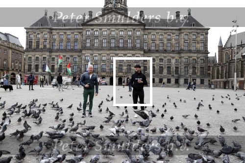 Amsterdam 25 april 2020
Dave en Dries Roelvink wandelend door Amsterdam en bij het paleis op de dam.