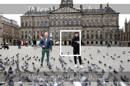 Amsterdam 25 april 2020
Dave en Dries Roelvink wandelend door Amsterdam en bij het paleis op de dam.