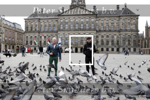 Amsterdam 25 april 2020
Dave en Dries Roelvink wandelend door Amsterdam en bij het paleis op de dam.