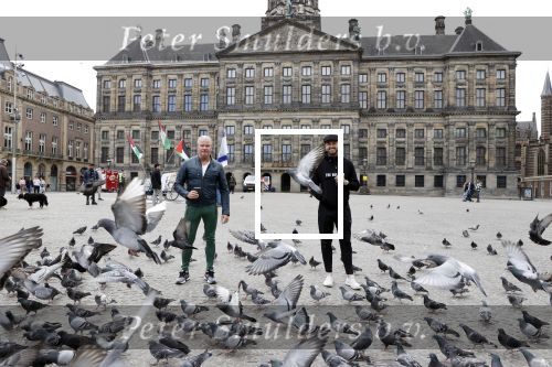 Amsterdam 25 april 2020
Dave en Dries Roelvink wandelend door Amsterdam en bij het paleis op de dam.