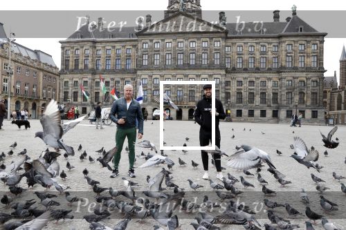 Amsterdam 25 april 2020
Dave en Dries Roelvink wandelend door Amsterdam en bij het paleis op de dam.