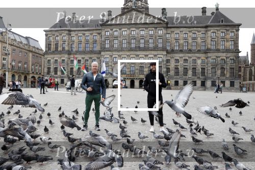 Amsterdam 25 april 2020
Dave en Dries Roelvink wandelend door Amsterdam en bij het paleis op de dam.
