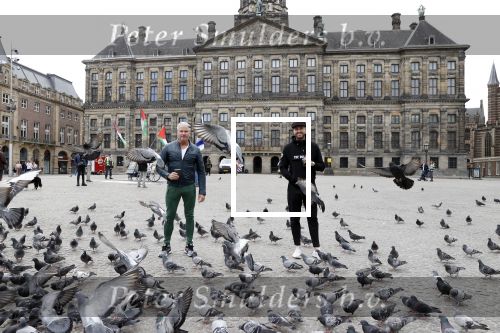 Amsterdam 25 april 2020
Dave en Dries Roelvink wandelend door Amsterdam en bij het paleis op de dam.