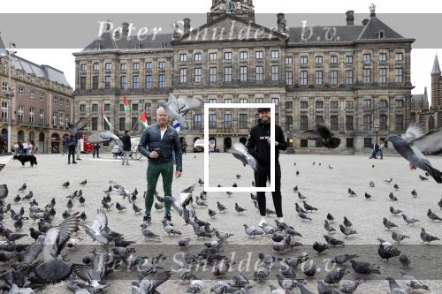 Amsterdam 25 april 2020
Dave en Dries Roelvink wandelend door Amsterdam en bij het paleis op de dam.