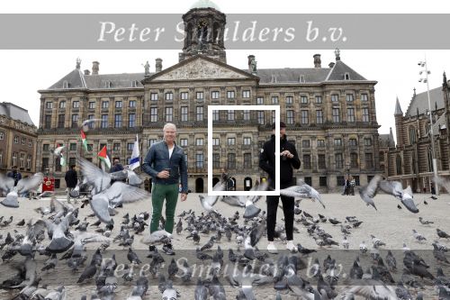 Amsterdam 25 april 2020
Dave en Dries Roelvink wandelend door Amsterdam en bij het paleis op de dam.