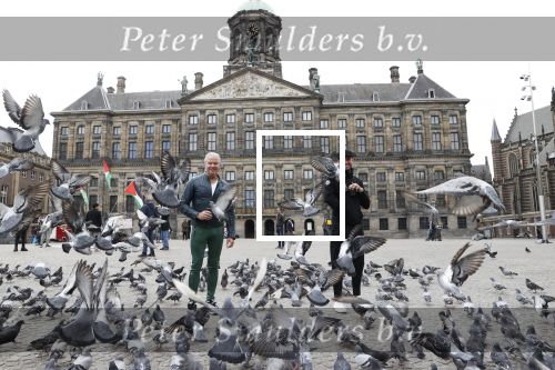 Amsterdam 25 april 2020
Dave en Dries Roelvink wandelend door Amsterdam en bij het paleis op de dam.