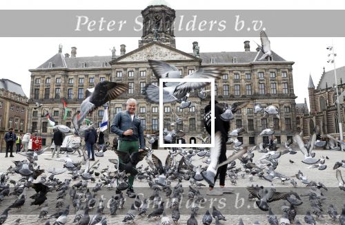 Amsterdam 25 april 2020
Dave en Dries Roelvink wandelend door Amsterdam en bij het paleis op de dam.