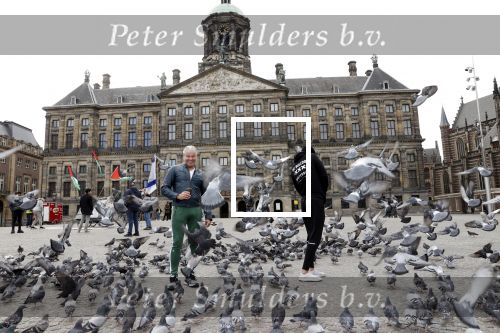 Amsterdam 25 april 2020
Dave en Dries Roelvink wandelend door Amsterdam en bij het paleis op de dam.