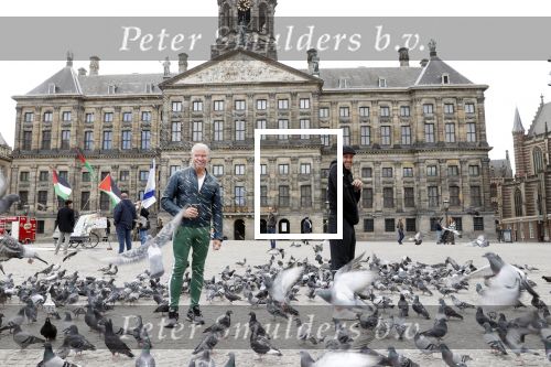 Amsterdam 25 april 2020
Dave en Dries Roelvink wandelend door Amsterdam en bij het paleis op de dam.