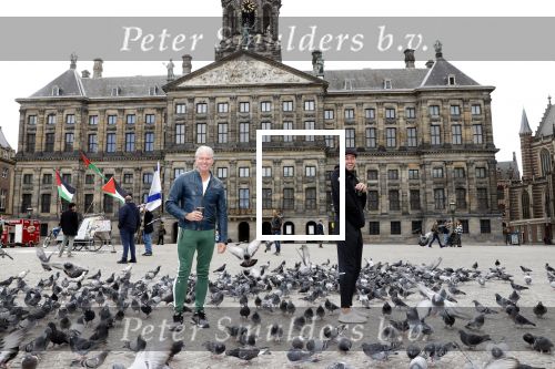 Amsterdam 25 april 2020
Dave en Dries Roelvink wandelend door Amsterdam en bij het paleis op de dam.