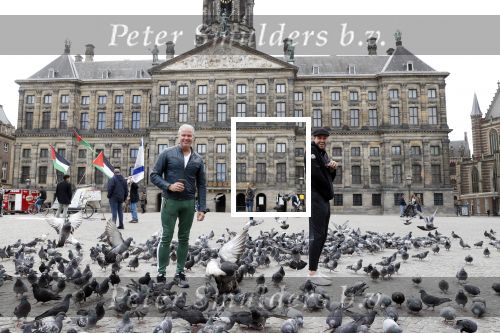 Amsterdam 25 april 2020
Dave en Dries Roelvink wandelend door Amsterdam en bij het paleis op de dam.
