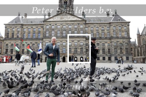 Amsterdam 25 april 2020
Dave en Dries Roelvink wandelend door Amsterdam en bij het paleis op de dam.