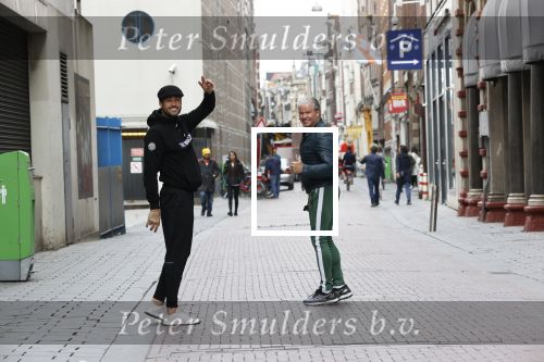 Amsterdam 25 april 2020
Dave en Dries Roelvink wandelend door Amsterdam en bij het paleis op de dam.