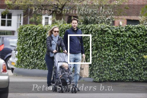 Amsterdam 25 april 2020
Eva Jinek en haar vriend Dexter v d Voorn aan het wandelen met hun zoontje