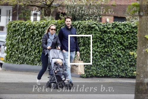 Amsterdam 25 april 2020
Eva Jinek en haar vriend Dexter v d Voorn aan het wandelen met hun zoontje