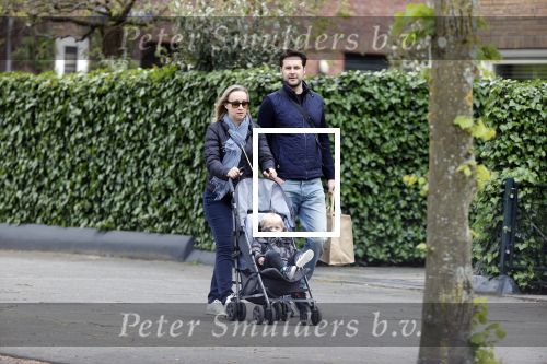 Amsterdam 25 april 2020
Eva Jinek en haar vriend Dexter v d Voorn aan het wandelen met hun zoontje