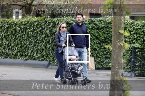 Amsterdam 25 april 2020
Eva Jinek en haar vriend Dexter v d Voorn aan het wandelen met hun zoontje