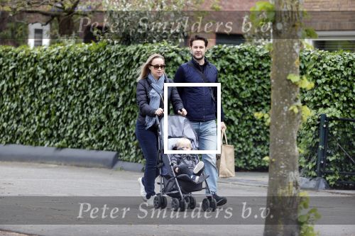 Amsterdam 25 april 2020
Eva Jinek en haar vriend Dexter v d Voorn aan het wandelen met hun zoontje