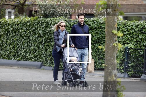 Amsterdam 25 april 2020
Eva Jinek en haar vriend Dexter v d Voorn aan het wandelen met hun zoontje