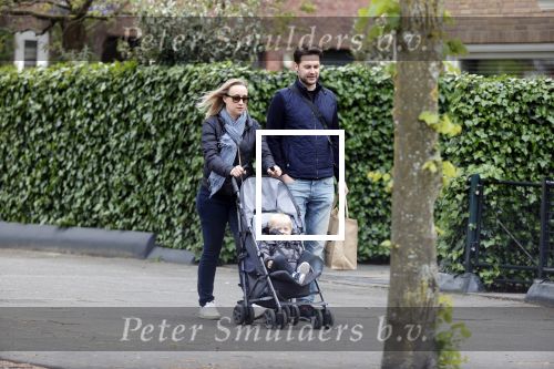 Amsterdam 25 april 2020
Eva Jinek en haar vriend Dexter v d Voorn aan het wandelen met hun zoontje