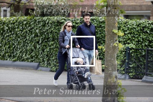 Amsterdam 25 april 2020
Eva Jinek en haar vriend Dexter v d Voorn aan het wandelen met hun zoontje