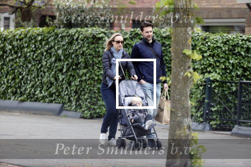 Amsterdam 25 april 2020
Eva Jinek en haar vriend Dexter v d Voorn aan het wandelen met hun zoontje
