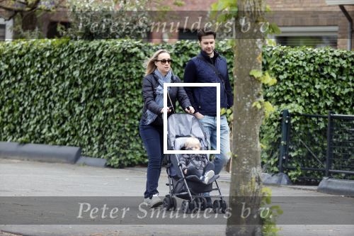 Amsterdam 25 april 2020
Eva Jinek en haar vriend Dexter v d Voorn aan het wandelen met hun zoontje