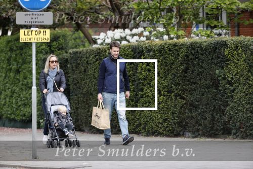 Amsterdam 25 april 2020
Eva Jinek en haar vriend Dexter v d Voorn aan het wandelen met hun zoontje