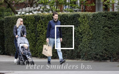 Amsterdam 25 april 2020
Eva Jinek en haar vriend Dexter v d Voorn aan het wandelen met hun zoontje