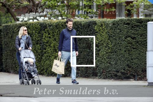 Amsterdam 25 april 2020
Eva Jinek en haar vriend Dexter v d Voorn aan het wandelen met hun zoontje