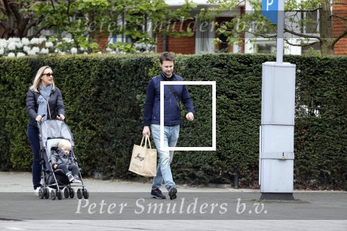 Amsterdam 25 april 2020
Eva Jinek en haar vriend Dexter v d Voorn aan het wandelen met hun zoontje